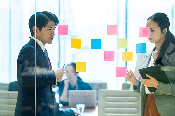 打合せでポストイットでグルーピングしている様子