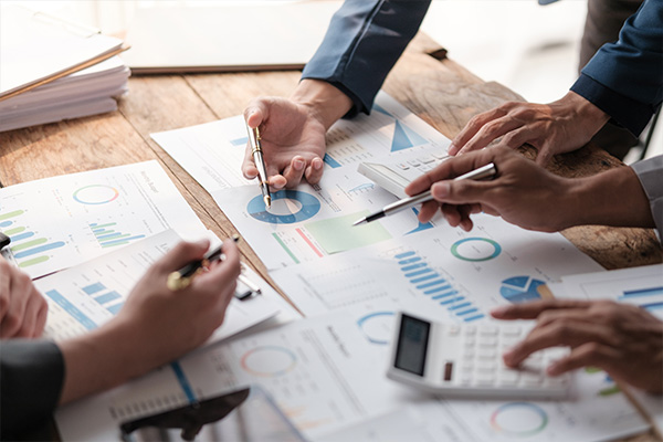 データを見ながら打ち合わせしている様子