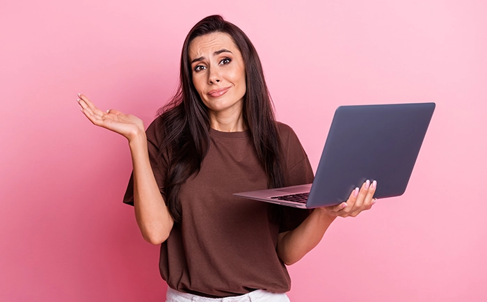 ノートパソコンに指示を入力しながら、思った通りの結果が出ると期待している女性