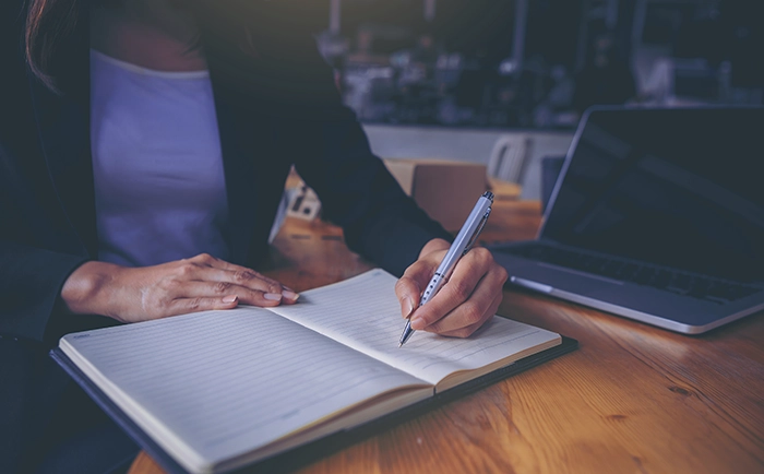 ビジネスパーソンが要件定義を進めている様子