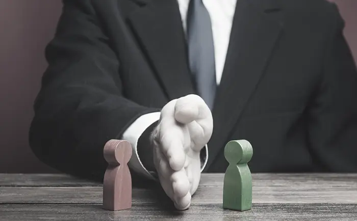 対立を仲裁してトラブルを回避する様子をアイコンと手の描写で示す