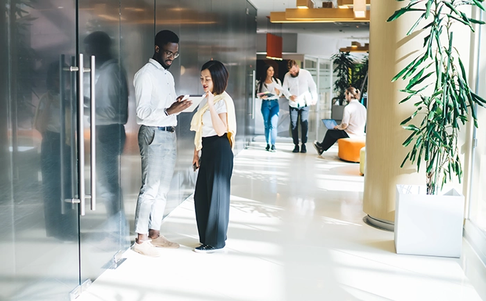 合意を得るために根回しをしている写真